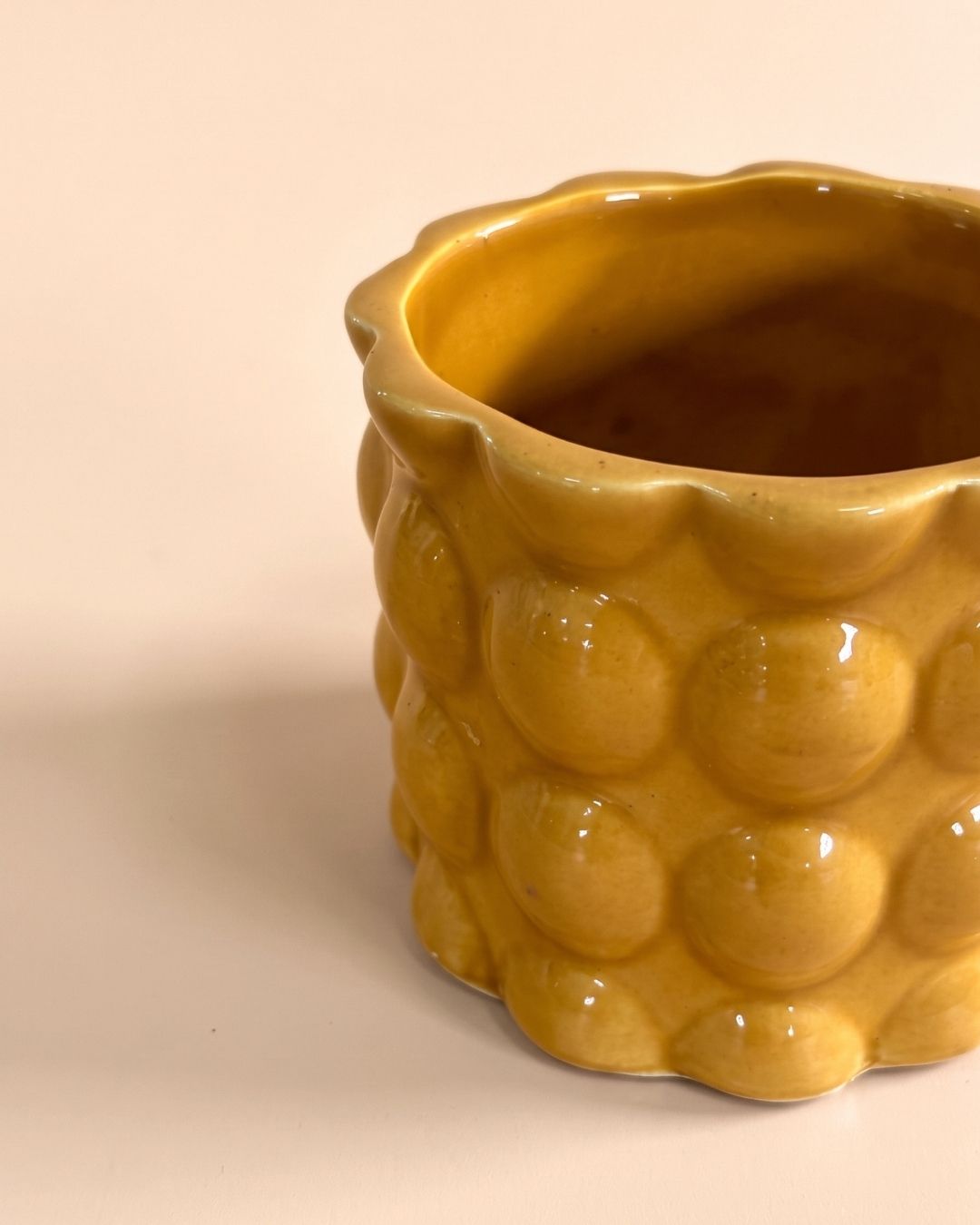 Bob_Mini_Maceta_Ceramica_Amarilla_6cm_detalle