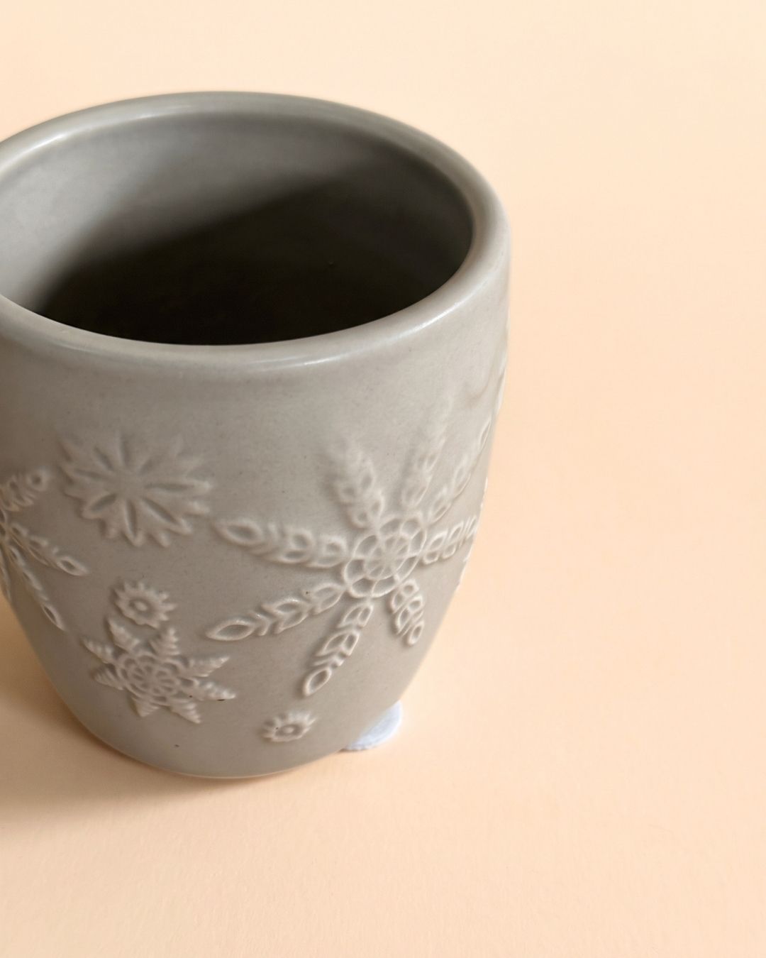 Detalle del acabado de la mini maceta de cerámica gris Frozen