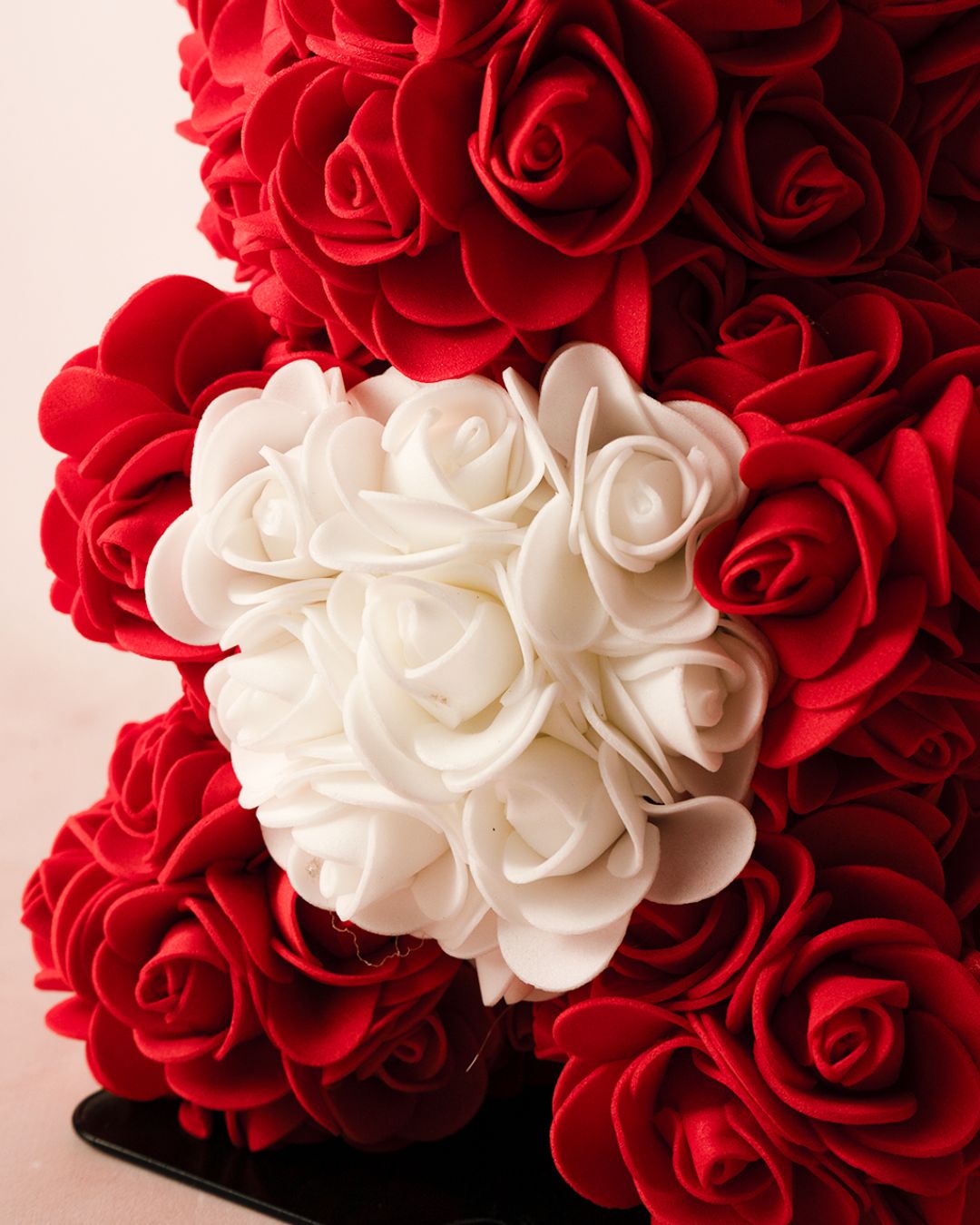 oso flores rojas corazón blanco