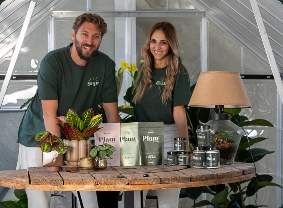 Quentin, fundador, y Evelin, co-fundadora de Pur Plant, en el invernadero con plantas y productos de la marca