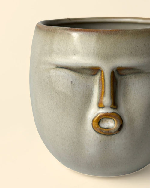 Maceta-cara-gris-detalle