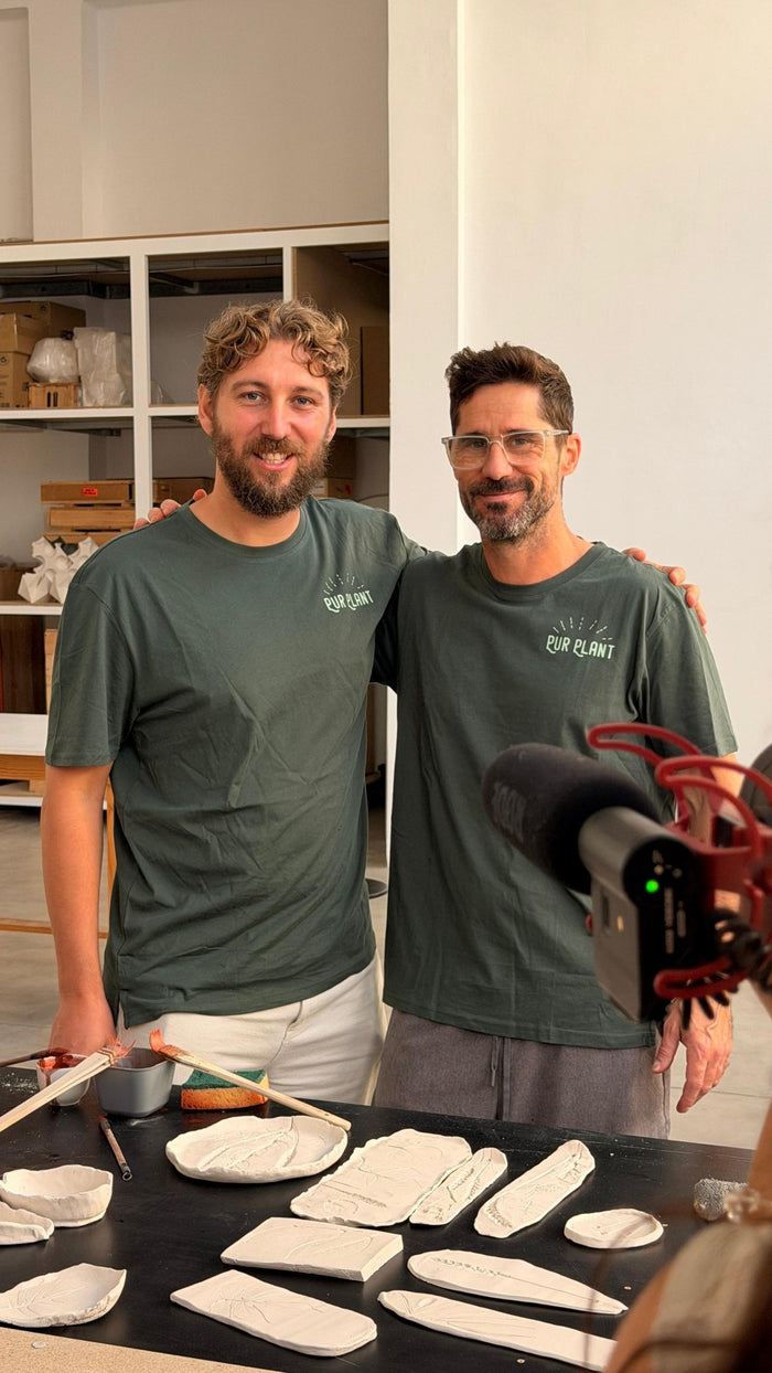 Quentin con el artista Carlos Martínez en el taller, con piezas de barro hechas a mano