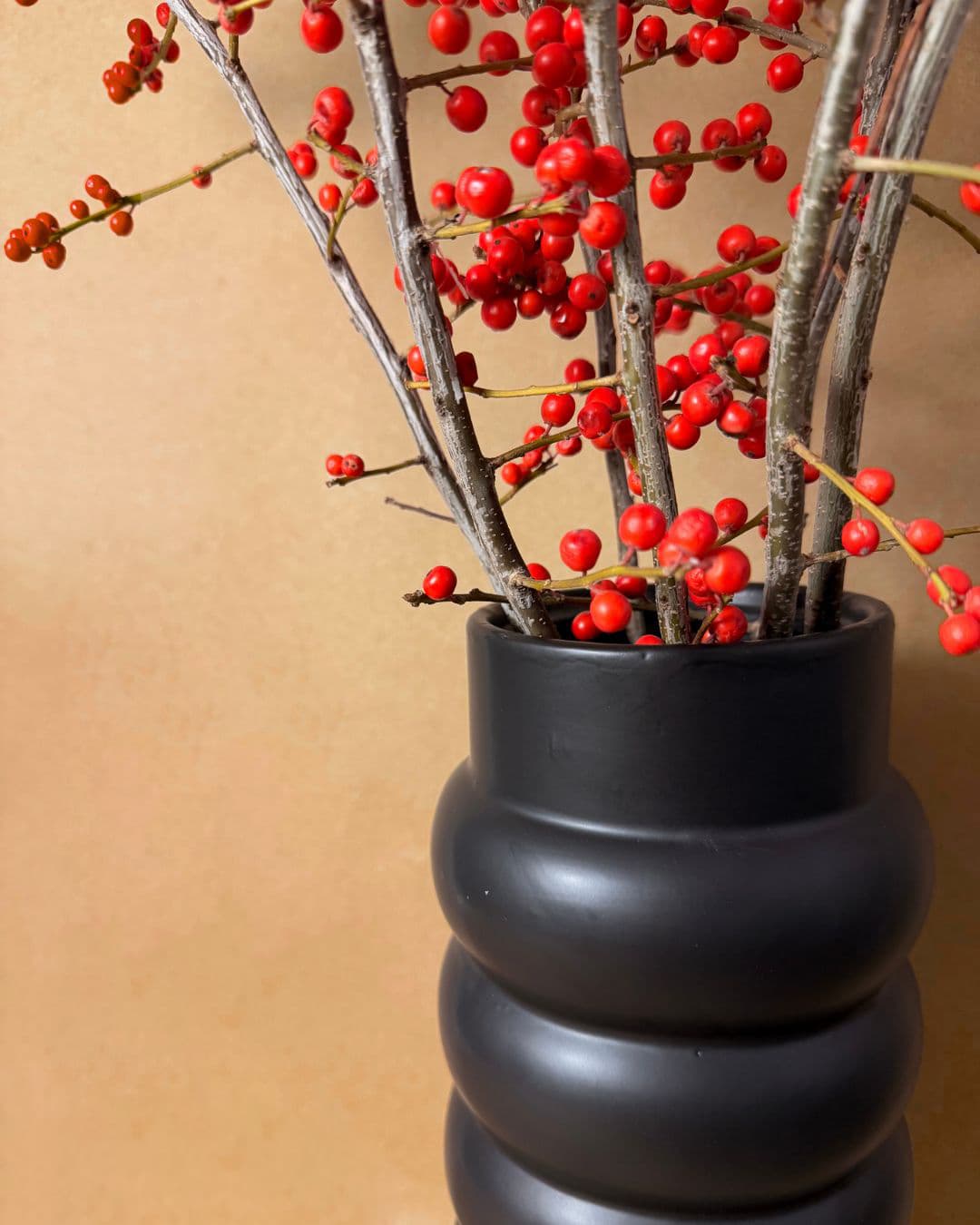 ramo acebo con jarron detalle