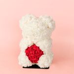Oso de flores blancas y corazon rojo