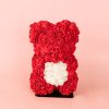 Oso de flores rojas y corazon blanco